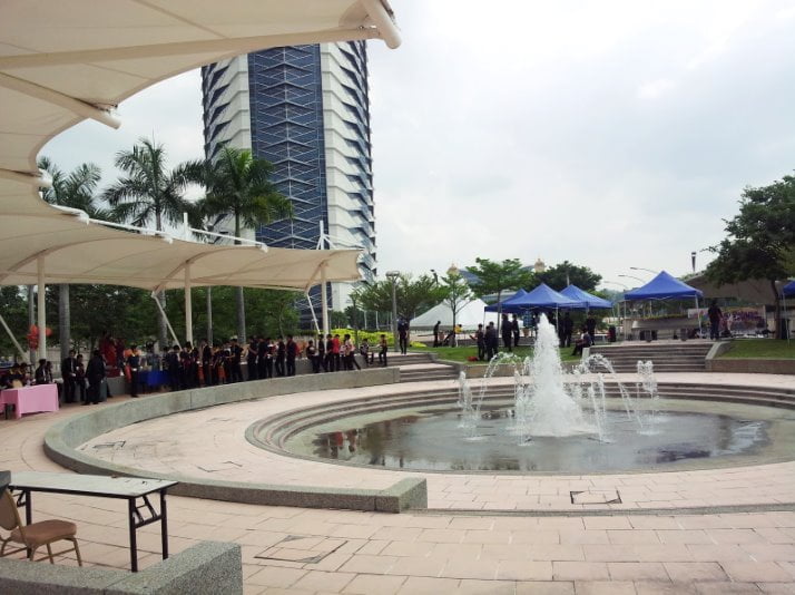 9 Tempat Mandi di Putrajaya 2023, The Best! Kolam Mandi Rekreasi Awam @ Dataran Gemilang