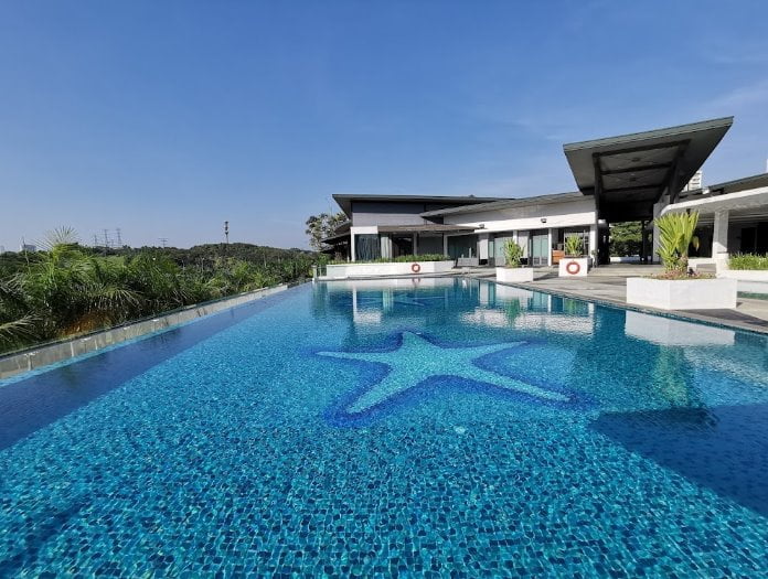 9 Tempat Mandi di Putrajaya 2023, The Best! Palm Garden Infinity Pool