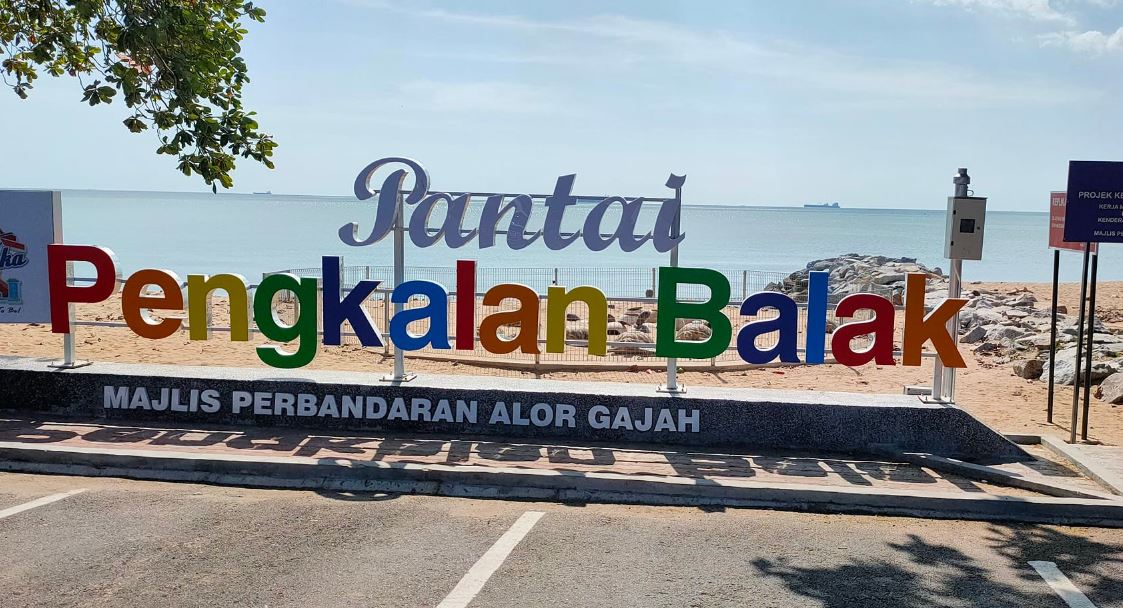 [BEST] 11 Tempat Menarik untuk Family Day di Melaka 2023 Pantai Pengkalan Balak