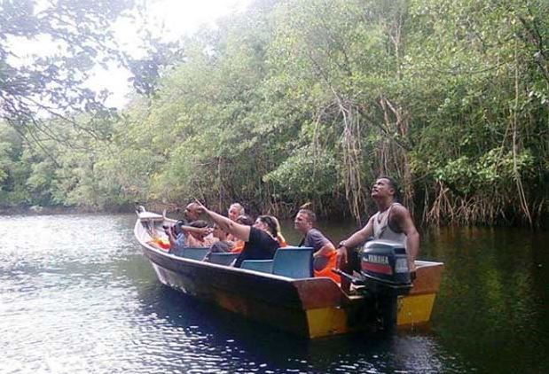 [TOP] 11 Tempat Menarik di Terengganu untuk Family Day 2023 River Cruise Sungai Yah Yah
