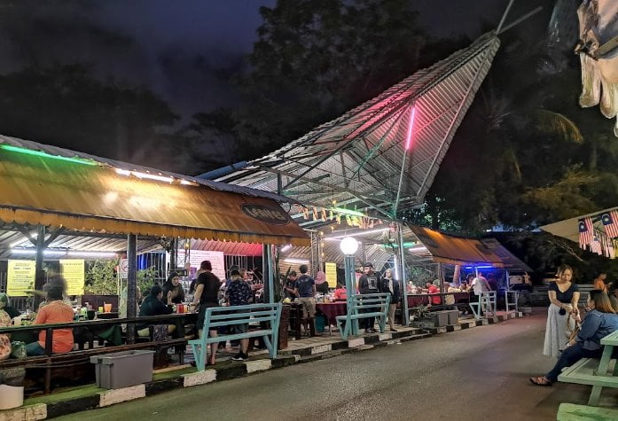 10 Tempat Makan Best di Kuching (Honest Review) 2023 Annuar BBQ Steamboat Kuching