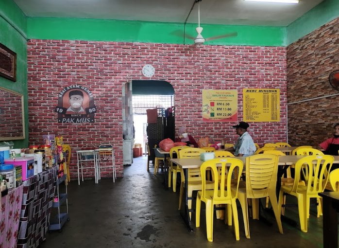 10 Kedai Makan Bukit Gambir (Honest Review) 2023 Restoran Nasi Ayam Gemas Pak Mus Bukit Gambir 1
