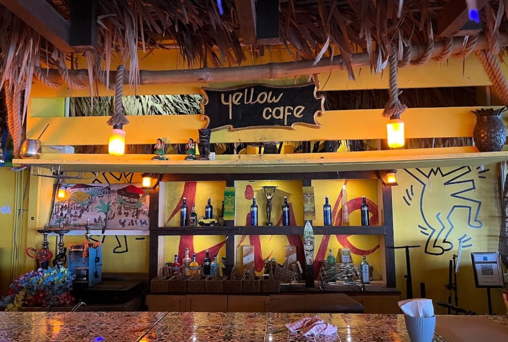 Tempat Makan Best di Pantai Cenang Yellow Beach Cafe
